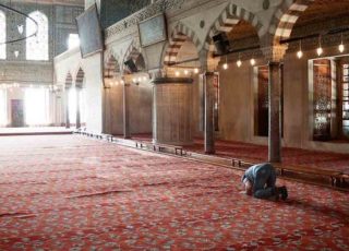 man-praying-in-mosque